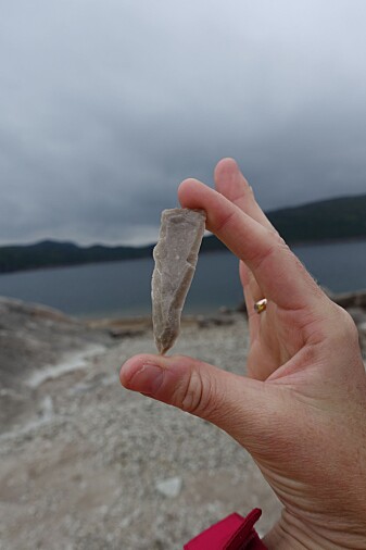 Arkeologene fant en såkalt flekke, en slags kniv, ved Stora Myrvatn. (Foto: Arkeologisk museum, Universitetet i Stavanger) Arkeologene fant en såkalt flekke, en slags kniv, ved Stora Myrvatn. (Foto: Arkeologisk museum, Universitetet i Stavanger)