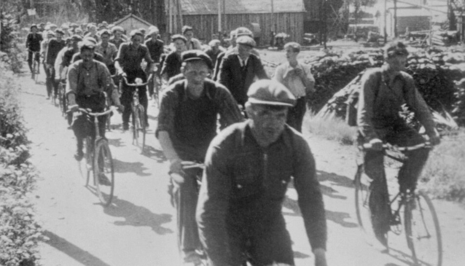 Arbeidere på sykkel, på vei hjem fra jobben ved Berger Langmoen AS i Brumunddal i 1940. (Foto: Ukjent, Domkirkeoddens Fotoarkiv, CC pdm)