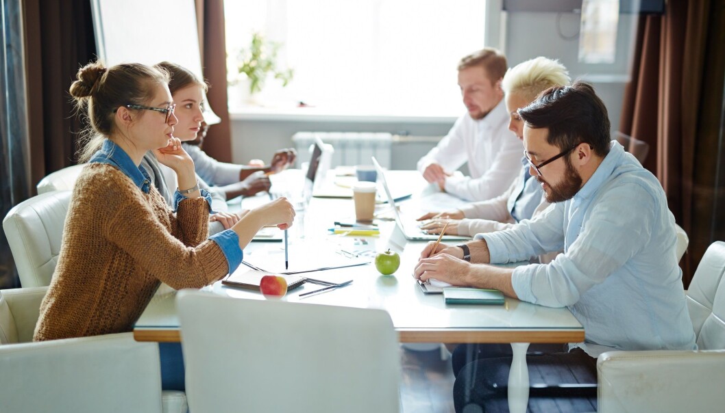 Ansatte som mestrer mindfulness presterer bedre, viser forskning. Men hvordan skal sjefen gå fram for å oppnå et slikt arbeidsmiljø? (Illustrasjonsfoto: Colourbox) Ansatte som mestrer mindfulness presterer bedre, viser forskning. Men hvordan skal sjefen gå fram for å oppnå et slikt arbeidsmiljø? (Illustrasjonsfoto: Colourbox)