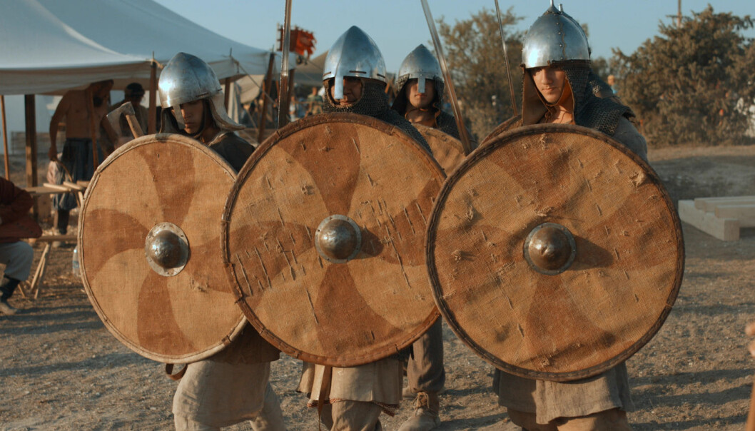 Når vikingene gikk til kamp, forestiller man seg i dag, dannet de lange skjoldmurene av overlappende skjold, som ofte etterlignes av såkalte reenactment-grupper. Men da ville skjoldene blitt maltraktert av fienden, mener arkeolog. (Foto: LVStock / Shutterstock / NTB scanpix) Når vikingene gikk til kamp, forestiller man seg i dag, dannet de lange skjoldmurene av overlappende skjold, som ofte etterlignes av såkalte reenactment-grupper. Men da ville skjoldene blitt maltraktert av fienden, mener arkeolog. (Foto: LVStock / Shutterstock / NTB scanpix)