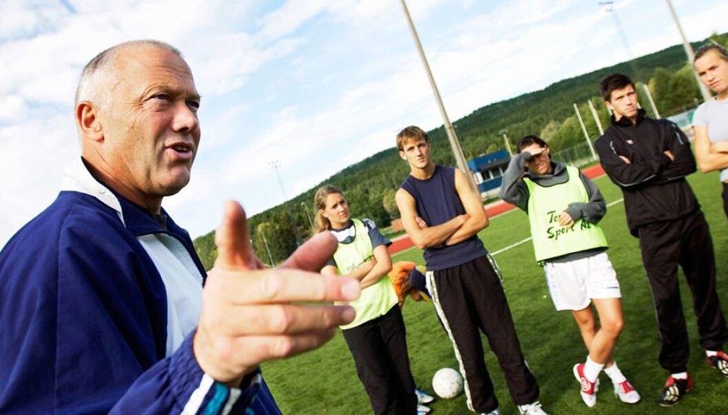 Norske fotballtrenere mener ofte de legger mest vekt på mestring og utvikling hos barn og ungdom. Men mange strever med å utøve det i praksis ‒ på banen, viser en ny doktorgrad. Et typisk problem er at de lar de beste få spille mest. (Foto: NIH) Norske fotballtrenere mener ofte de legger mest vekt på mestring og utvikling hos barn og ungdom. Men mange strever med å utøve det i praksis ‒ på banen, viser en ny doktorgrad. Et typisk problem er at de lar de beste få spille mest. (Foto: NIH)