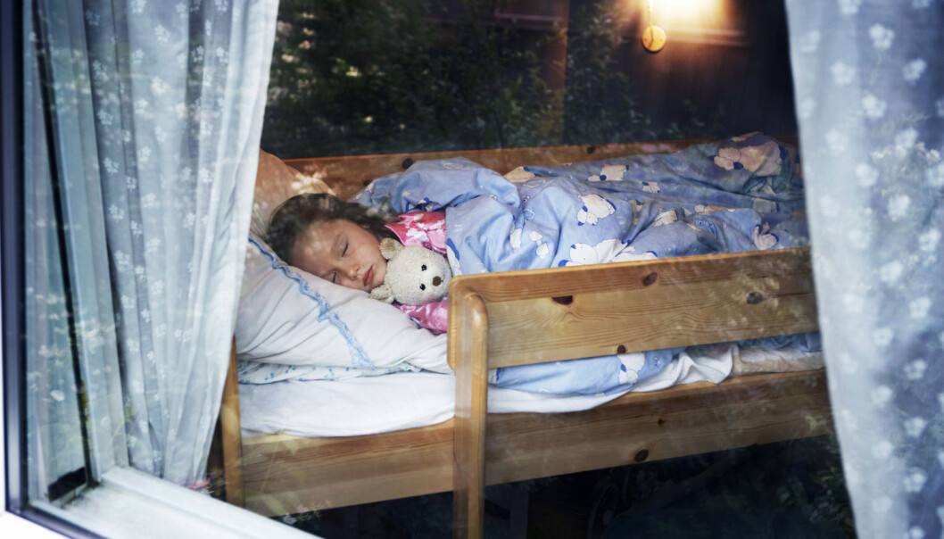 Det er ikke alltid like lett å være tidlig nok i seng når det er lyst om sommeren, for så å våkne tidlig om morgenen. (Foto: Berit Roald / NTB Scanpix) Det er ikke alltid like lett å være tidlig nok i seng når det er lyst om sommeren, for så å våkne tidlig om morgenen. (Foto: Berit Roald / NTB Scanpix)