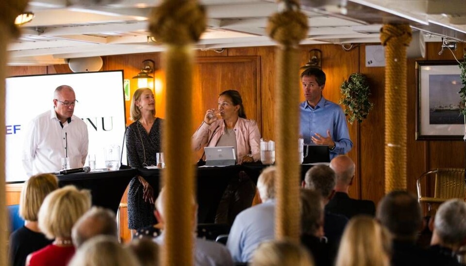 - Dagens finansieringsmodell for forskningspublisering er ikke bærekraftig, er budskapet til Islin Nybø og John-Arne Røttingen, her flankert av Gunnar Bovim og Alexandra Bech Gjørv under Arendalsuka. (Foto: Espen Halvoren Bjørgan)