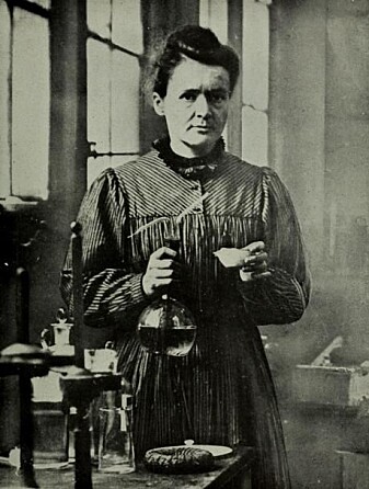 Kjemiker og fysiker Marie Curie ble i 1903 det første av tre kvinner som har fått nobelprisen i fysikk siden 1895. I 1911 fikk hun også nobelprisen i kjemi. (Foto: Wikimedia) Kjemiker og fysiker Marie Curie ble i 1903 det første av tre kvinner som har fått nobelprisen i fysikk siden 1895. I 1911 fikk hun også nobelprisen i kjemi. (Foto: Wikimedia)