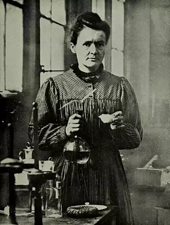 Kjemiker og fysiker Marie Curie ble i 1903 det første av tre kvinner som har fått nobelprisen i fysikk siden 1895. I 1911 fikk hun også nobelprisen i kjemi. (Foto: Wikimedia)