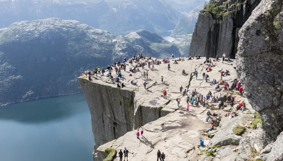 Hele 120 000 kubikkmeter stein henger i fjellsiden over Lysefjorden. Den skumle sprekken synes tydelig på dette bildet. (Foto: Paul Kleiven / NTB scanpix)