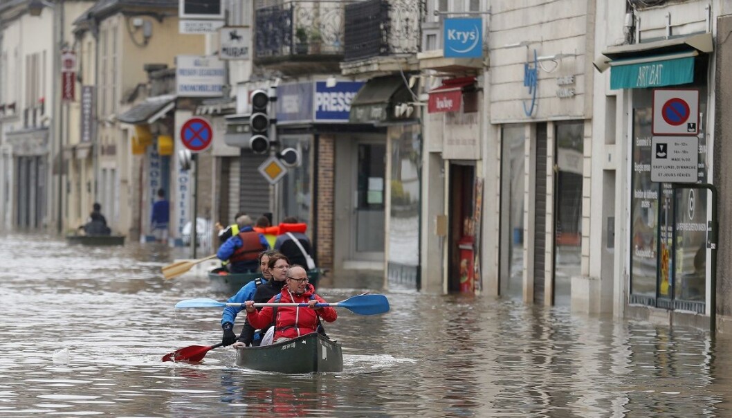 Tilfeller av ekstrem nedbør og tørke økte i 2016. Her padler folk gjennom tettstedet Nemours 50 mil sør for Paris etter en oversvømmelse i juni i fjor. (Foto: AP, NTB scanpix) Tilfeller av ekstrem nedbør og tørke økte i 2016. Her padler folk gjennom tettstedet Nemours 50 mil sør for Paris etter en oversvømmelse i juni i fjor. (Foto: AP, NTB scanpix)