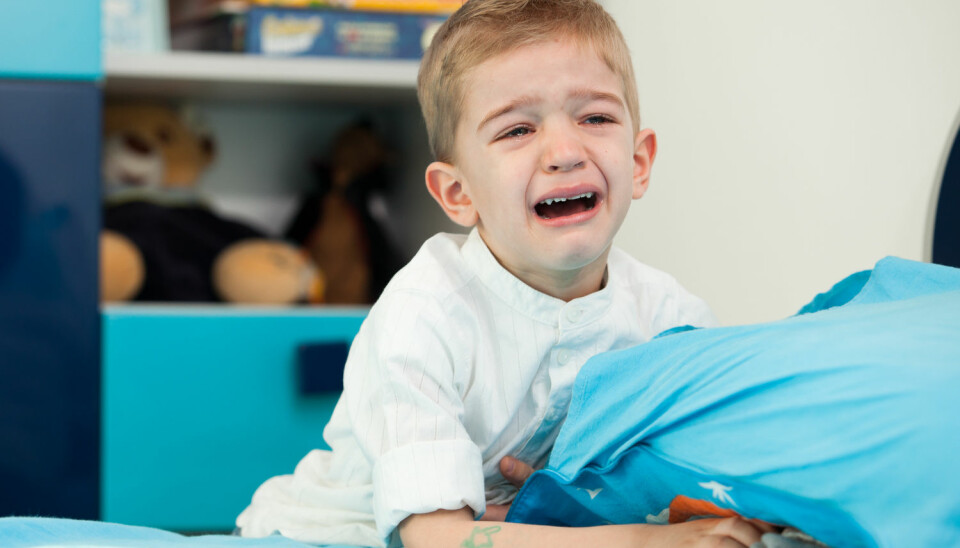Forsker mener vi bør gjøre avtaler med barna før de går på skolen. Hvis sønnen din klager på vondt i magen, bør han likevel gå på skolen med avtale om å kunne gå hjem igjen dersom det blir verre i løpet av dagen.  (Foto: Shutterstock / NTB scanpix)