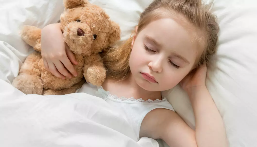 Barn med nattlig epileptisk aktivitet (NEA) sover tilsynelatende fredfullt mens hjernen fyrer av epileptisk aktivitet. (Illustrasjonsfoto: Colourbox)
