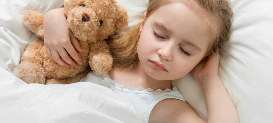 Barn med nattlig epileptisk aktivitet (NEA) sover tilsynelatende fredfullt mens hjernen fyrer av epileptisk aktivitet. (Illustrasjonsfoto: Colourbox)