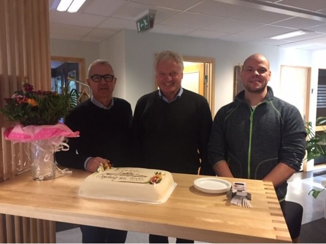 Bildet viser kakefeiringen med de to ansatte som er stasjonert i Molde; Dag Remi Reitan og Bjørn Haukebø (CEO) - som også er mye i Trondheim hvor vi har laboratorier og tre andre ansatte. (Foto: NTNU Energi) Bildet viser kakefeiringen med de to ansatte som er stasjonert i Molde; Dag Remi Reitan og Bjørn Haukebø (CEO) - som også er mye i Trondheim hvor vi har laboratorier og tre andre ansatte. (Foto: NTNU Energi)