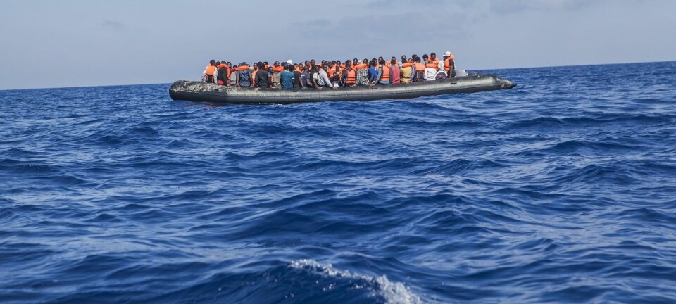 Under halvparten så mange flyktninger og migranter la ut på den farlige ferden over Middelhavet i juli i år, sammenlignet med i fjor, viser nye tall. (Foto: AP, NTB scanpix)