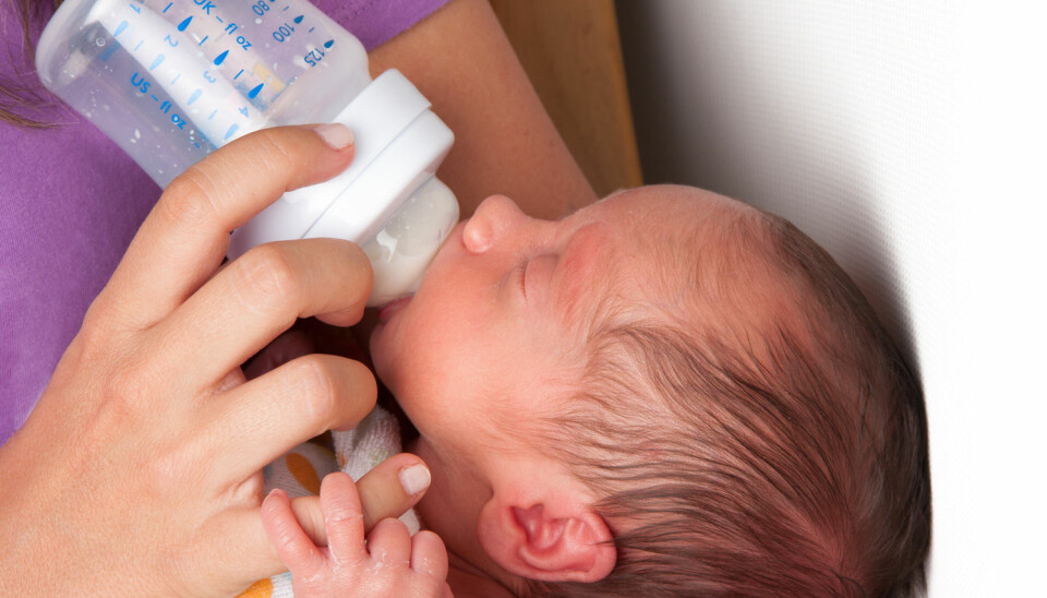 Melk direkte fra mor er best, men hvis et for tidligere født barn skal ha donormelk fra andre kvinner, tyder nye dyreforsøk på at det er bedre å behandle melken med UV-lys enn med pasteurisering, som vi gjør i dag.  (Foto: herjua / Shutterstock / NTB scanpix)