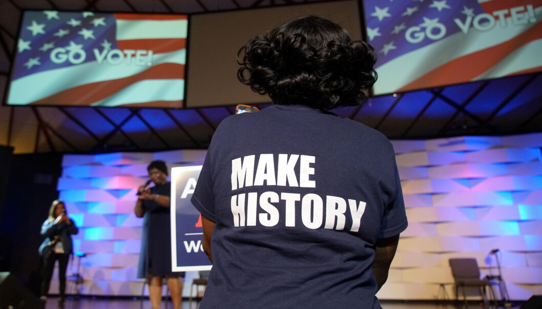 Det er mange år siden amerikanske meningsmålere har registrert så stor engasjement blant velgerne før et mellomvalg til Kongressen som i år. Her fra et valgmøte for demokratene i Georgia 26. oktober. (Foto: Lawrence Bryant /Reuters / NTB scanpix) Det er mange år siden amerikanske meningsmålere har registrert så stor engasjement blant velgerne før et mellomvalg til Kongressen som i år. Her fra et valgmøte for demokratene i Georgia 26. oktober. (Foto: Lawrence Bryant /Reuters / NTB scanpix)