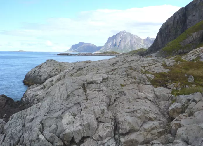 Ytterst mot havet vitner Tindsøyas blankskurte berg om havets enorme krefter. (Foto: Ane K. Engvik)