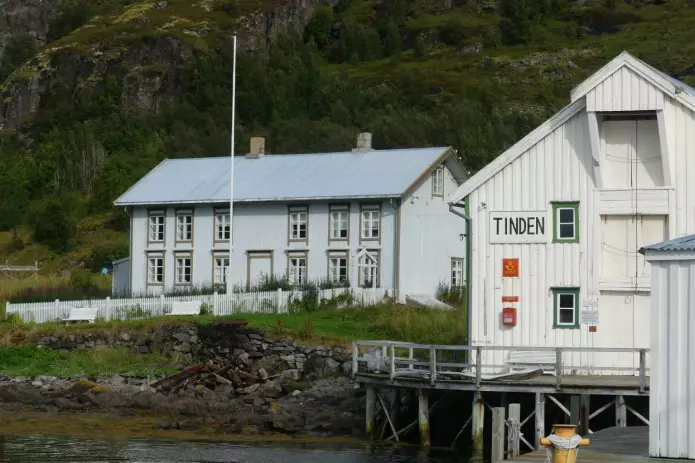 Handelstedet Tinden ligger intakt som det var i tidligere tider med brygge, butikk og post. (Foto: Ane K. Engvik)
