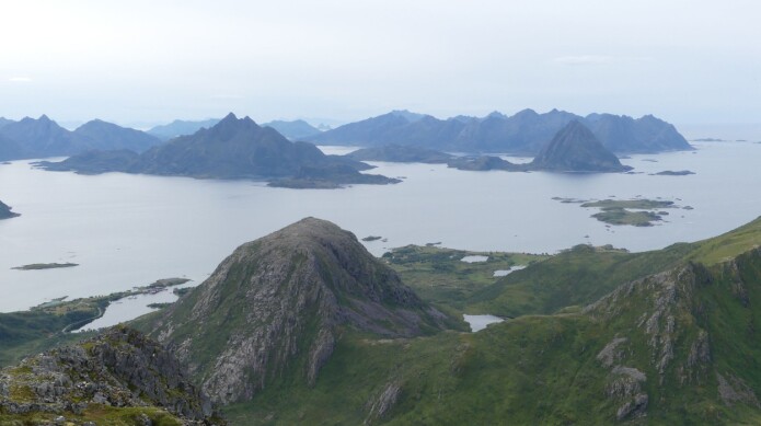 Tinderekkene ytterst mot havet i Vesterålen er dominert av intrusjonsbergarter. (Foto: Ane K. Engvik) Tinderekkene ytterst mot havet i Vesterålen er dominert av intrusjonsbergarter. (Foto: Ane K. Engvik)