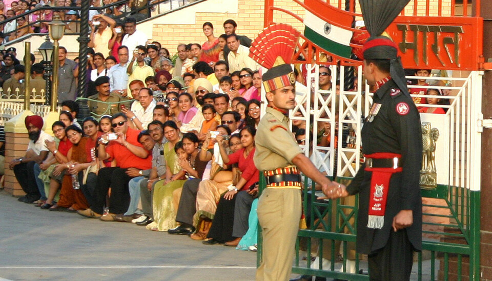 En indisk og en pakistansk soldat under en militær seremoni ved Wagah-grensen mellom India og Pakistan. (Foto: Joshua Song / Flickr CC BY-NC-ND 2.0)