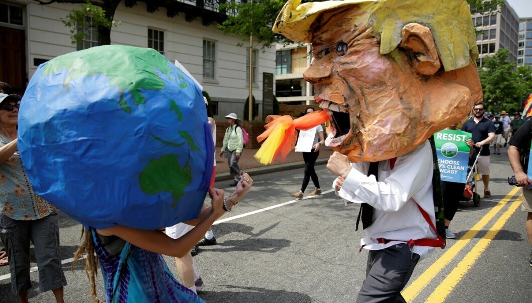 Demonstranter utkledd som Trump og jordkloden under en klimamarsj i Washington D.C. tidligere i år. (Foto: Joshua Roberts, Reuters; NTB scanpix)