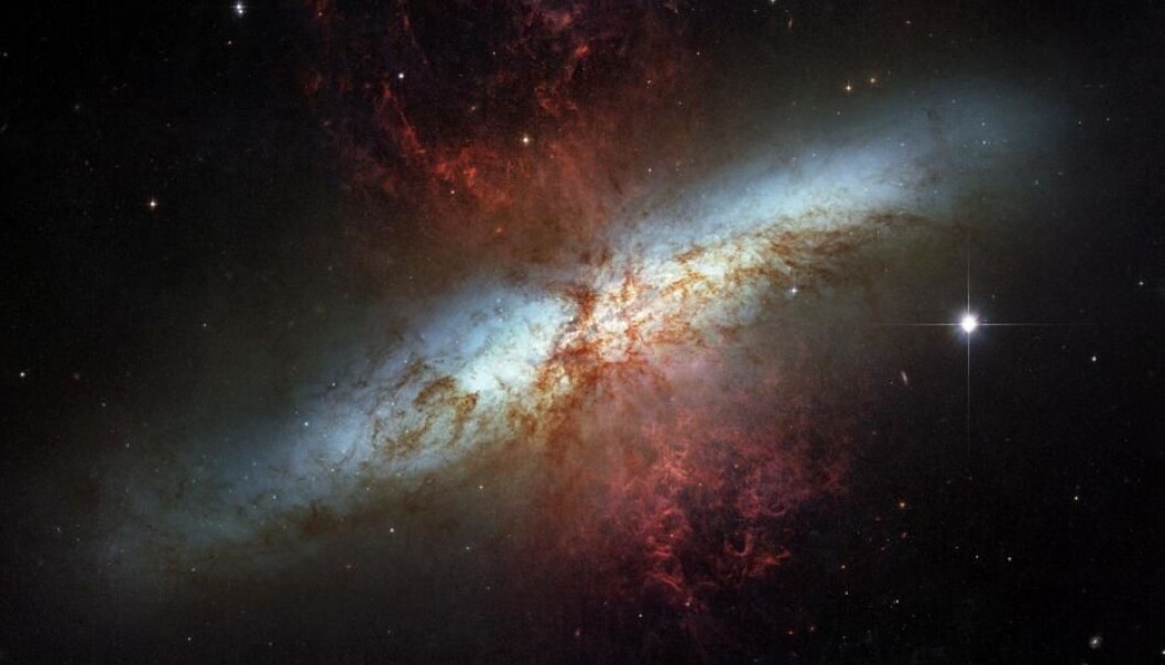 M82 er et eksempel på en veldig aktiv galakse der det dannes og eksploderer massevis av stjerner. Herfra sendes det ut galaktiske vinder av hydrogengass som er markert som røde områder på bildet. (Foto: NASA/ESA) M82 er et eksempel på en veldig aktiv galakse der det dannes og eksploderer massevis av stjerner. Herfra sendes det ut galaktiske vinder av hydrogengass som er markert som røde områder på bildet. (Foto: NASA/ESA)