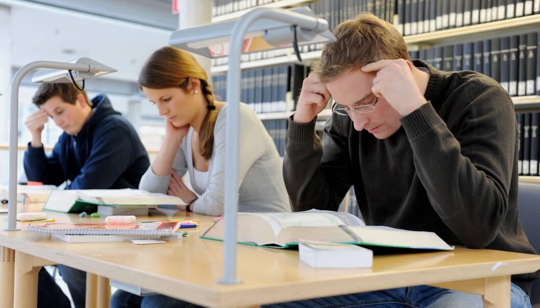 For mange tar høyere utdanning i forhold til arbeidslivets behov, ifølge SSBs fremskrivninger fram mot 2035. Det vil derimot bli stor mangel på helsefagarbeidere og håndverkere. (Illustrasjonsfoto: Frank May/ NTB scanpix.) For mange tar høyere utdanning i forhold til arbeidslivets behov, ifølge SSBs fremskrivninger fram mot 2035. Det vil derimot bli stor mangel på helsefagarbeidere og håndverkere. (Illustrasjonsfoto: Frank May/ NTB scanpix.)