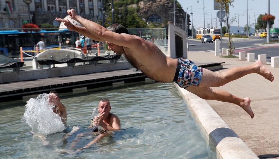 Hetebølgen som har rammet store deler av Europa og har krevd flere menneskeliv og gjort skader for milliarder, er bare en forsmak på hva vi har i vente. Her kjøler en turist seg ned i en fontene i Budapest. (Foto: Laszlo Balogh, Reuters, NTB scanpix) Hetebølgen som har rammet store deler av Europa og har krevd flere menneskeliv og gjort skader for milliarder, er bare en forsmak på hva vi har i vente. Her kjøler en turist seg ned i en fontene i Budapest. (Foto: Laszlo Balogh, Reuters, NTB scanpix)