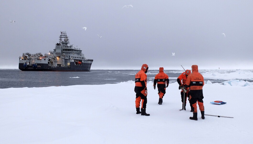Store hull i isen påvirker temperaturen i atmosfæren. Men dette tas ikke med i beregningene av værvarselet for Arktis. (Foto: Inger Lise Næss/UNIS) Store hull i isen påvirker temperaturen i atmosfæren. Men dette tas ikke med i beregningene av værvarselet for Arktis. (Foto: Inger Lise Næss/UNIS)