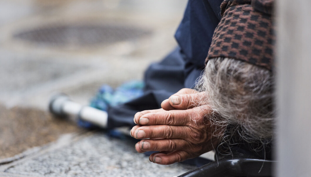 Hjemløse er en fast del av gatebildet i mange større byer verden over – inkludert i Danmark. Men skal man egentlig gi en hjemløs noe, eller er de bedre tjent uten? (Foto: Savvapanf Photo / Shutterstock / NTB scanpix) Hjemløse er en fast del av gatebildet i mange større byer verden over – inkludert i Danmark. Men skal man egentlig gi en hjemløs noe, eller er de bedre tjent uten? (Foto: Savvapanf Photo / Shutterstock / NTB scanpix)