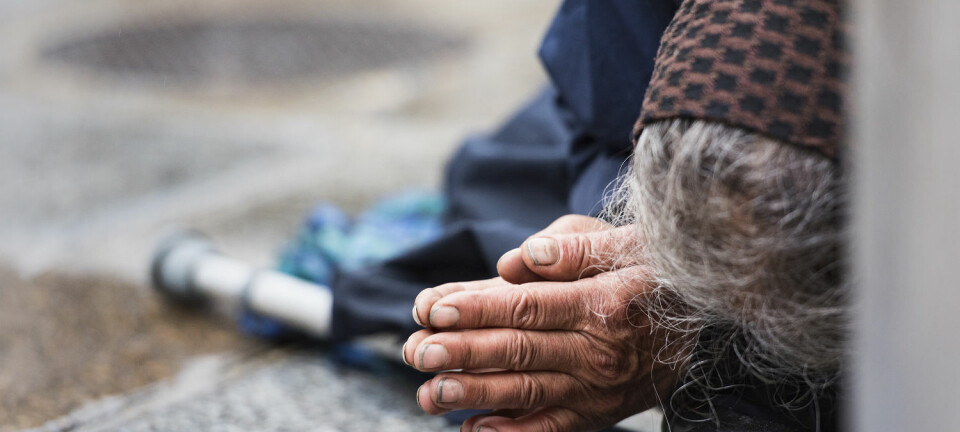 Hjemløse er en fast del av gatebildet i mange større byer verden over – inkludert i Danmark. Men skal man egentlig gi en hjemløs noe, eller er de bedre tjent uten?  (Foto: Savvapanf Photo / Shutterstock / NTB scanpix)