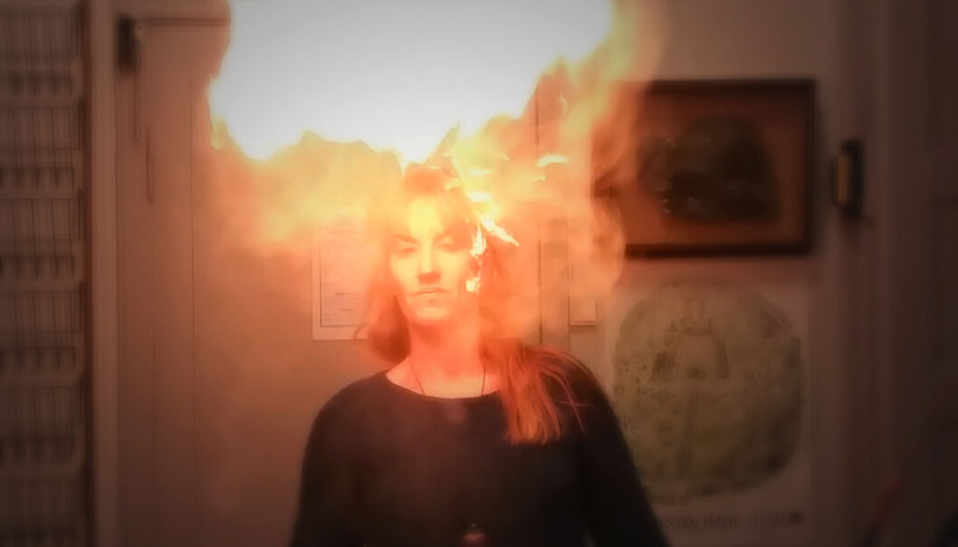 Charlotte Sletten Bjorå demonstrerer stor flamme, lite ild. Det er heksemelet som lager blaffet. (Foto: Nina Kristiansen) Charlotte Sletten Bjorå demonstrerer stor flamme, lite ild. Det er heksemelet som lager blaffet. (Foto: Nina Kristiansen)