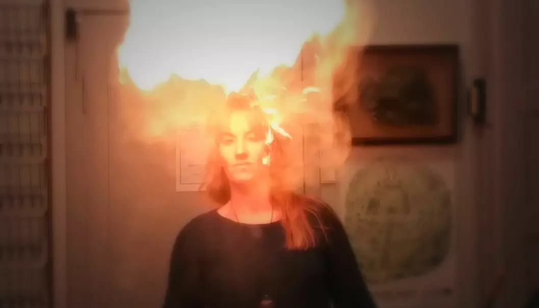 Charlotte Sletten Bjorå demonstrerer stor flamme, lite ild. Det er heksemelet som lager blaffet.  (Foto: Nina Kristiansen)