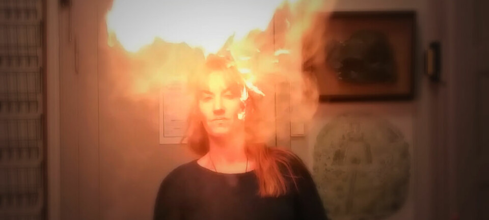 Charlotte Sletten Bjorå demonstrerer stor flamme, lite ild. Det er heksemelet som lager blaffet.  (Foto: Nina Kristiansen)