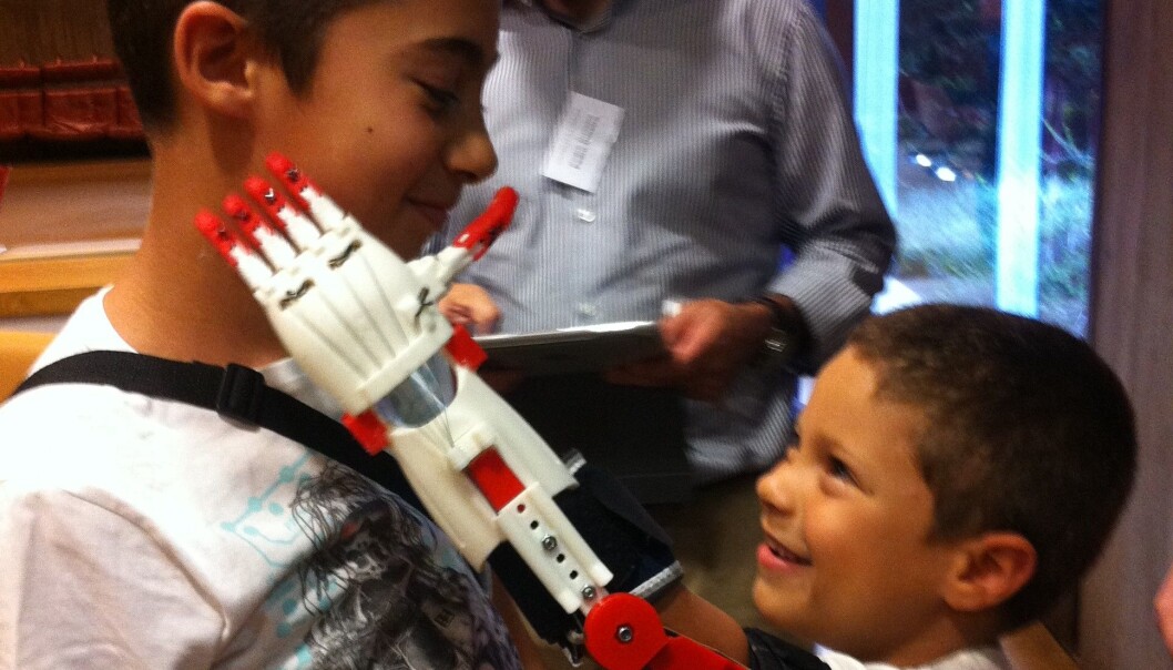 Portugisiske Nuno fikk mekaniske fingre takket være en amerikansk designer. (Foto: Patient Innovation) Portugisiske Nuno fikk mekaniske fingre takket være en amerikansk designer. (Foto: Patient Innovation)