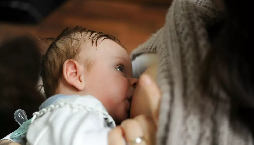 Flere nybakte mødre mener rådene om amming de fikk på barseloppholdet etter fødselen var forvirrende og inkonsistente. (Illustrasjonsfoto: Frank May / NTB scanpix)
