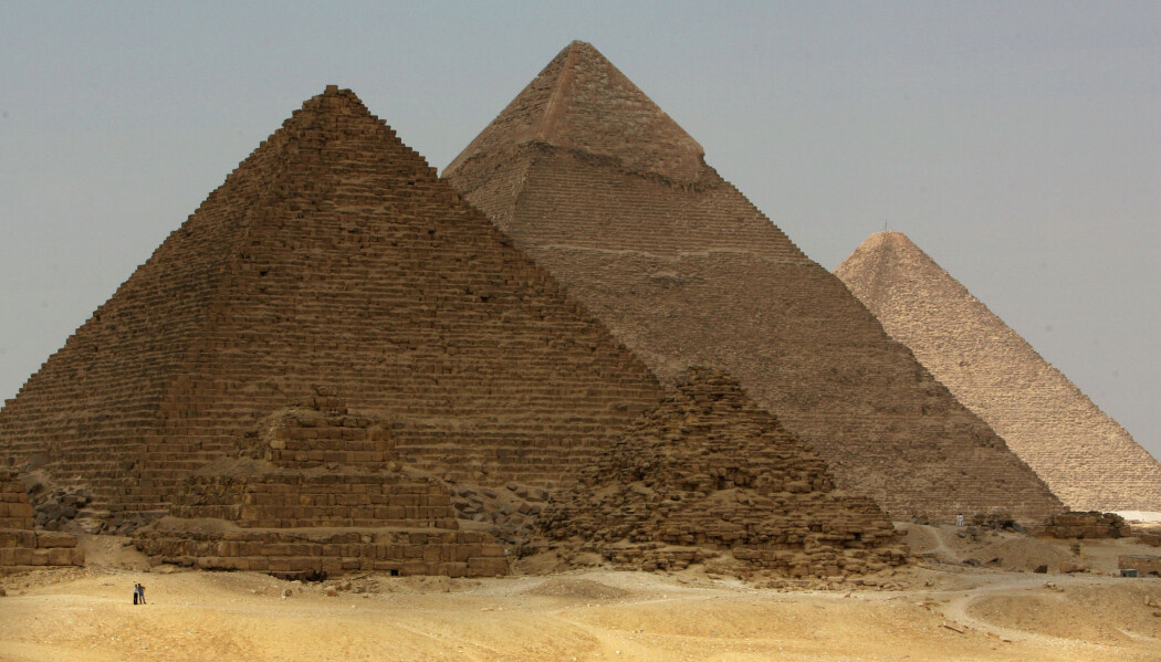 Pyramidene i Giza i Egypt er kolossale byggverk. Kan de gamle egypterne ha brukt et smart system for å heise de svære steinblokkene på plass? (Foto: Goran Tomasevic/Reuters/NTB scanpix) Pyramidene i Giza i Egypt er kolossale byggverk. Kan de gamle egypterne ha brukt et smart system for å heise de svære steinblokkene på plass? (Foto: Goran Tomasevic/Reuters/NTB scanpix)