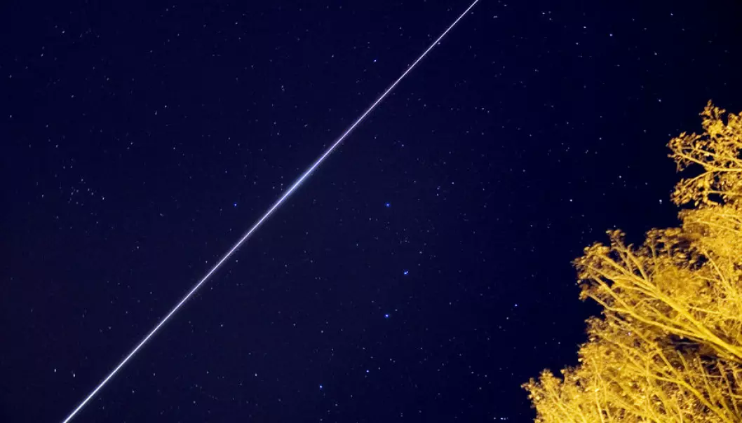 Den internasjonale romstasjonen tegner en lysende strek over himmelen, fotografert over tid. Nå kan du se romstasjonen fra Norge i dagene som kommer. Les mer i artikkelen om når og hvor! (Foto: Andreas Möller)