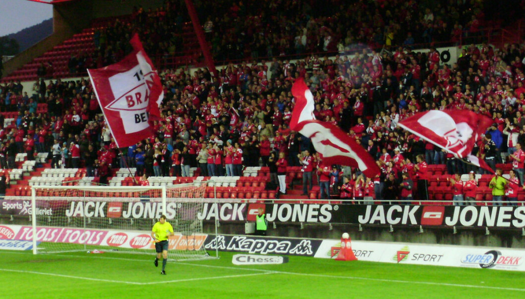 Når jubelbruset stiger fra Brann Stadion kan det høres langt avgårde. Forsterker stemmene hverandre, undrer vår leser. Svaret tar oss fra drøvelen til fotballfans i Bergen og helt til Aamodt bru ved Akerselva i Oslo. (Foto: Enrique Cornejo, CC BY 3.0) Når jubelbruset stiger fra Brann Stadion kan det høres langt avgårde. Forsterker stemmene hverandre, undrer vår leser. Svaret tar oss fra drøvelen til fotballfans i Bergen og helt til Aamodt bru ved Akerselva i Oslo. (Foto: Enrique Cornejo, CC BY 3.0)