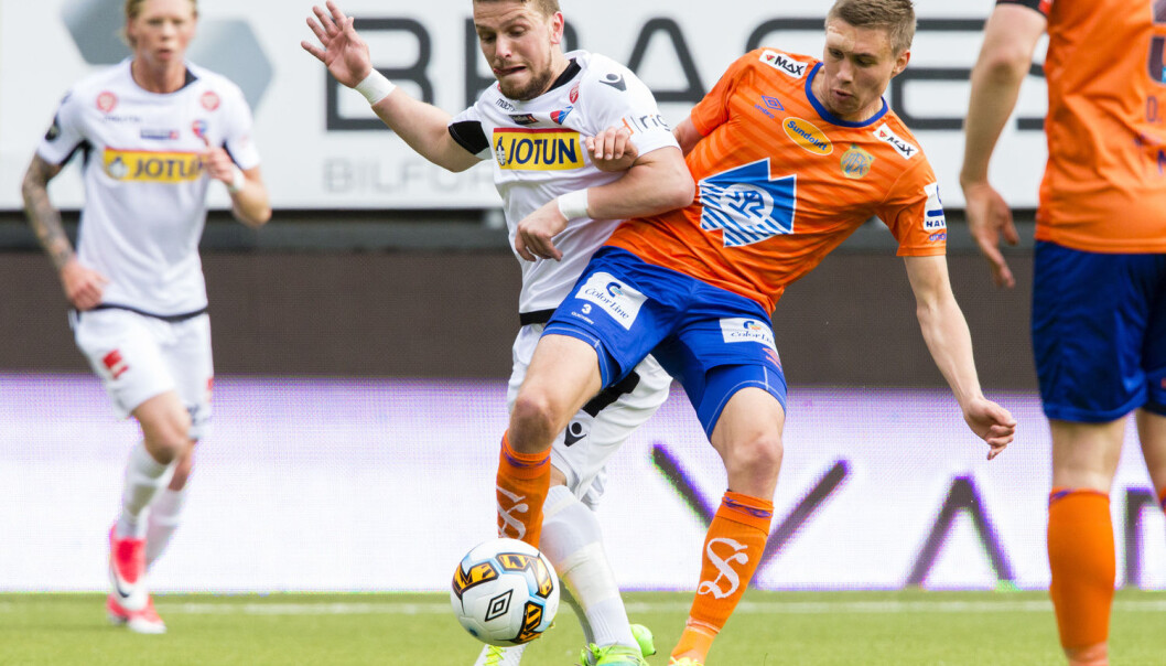 30 prosent av Aalesund-spillernes lønn kommer fra bonuser. Bonuser har vært redningen for flere fotballklubber som har slitt med underskudd. (Foto: Svein Ove Ekornesvåg / NTB scanpix) 30 prosent av Aalesund-spillernes lønn kommer fra bonuser. Bonuser har vært redningen for flere fotballklubber som har slitt med underskudd. (Foto: Svein Ove Ekornesvåg / NTB scanpix)