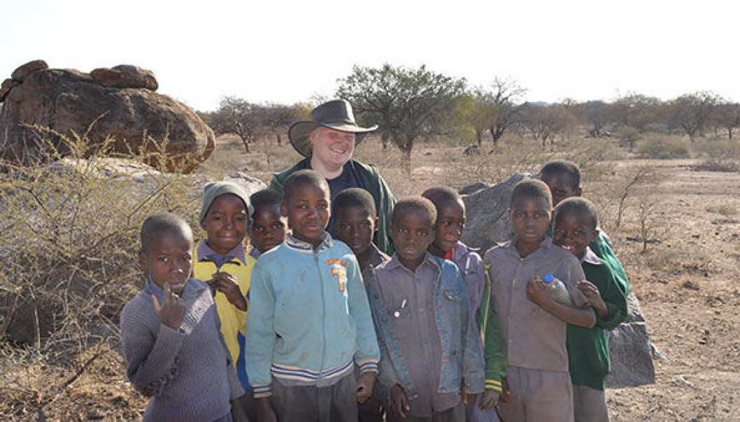 – Kunnskap om historien gir fellesskapsfølelse, sier Katrine Furu Dyvart. Her sammen med en skoleklasse som besøkte utgravingsområdene ved Khami, Zimbabwe. (Foto: UiO) – Kunnskap om historien gir fellesskapsfølelse, sier Katrine Furu Dyvart. Her sammen med en skoleklasse som besøkte utgravingsområdene ved Khami, Zimbabwe. (Foto: UiO)