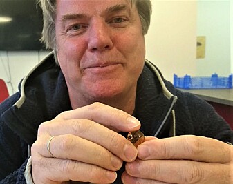 Jørn Hurum tror det var en liten dinosaur som eide fjæren i kvae-klumpen. (Foto: Marianne Nordahl) Jørn Hurum tror det var en liten dinosaur som eide fjæren i kvae-klumpen. (Foto: Marianne Nordahl)