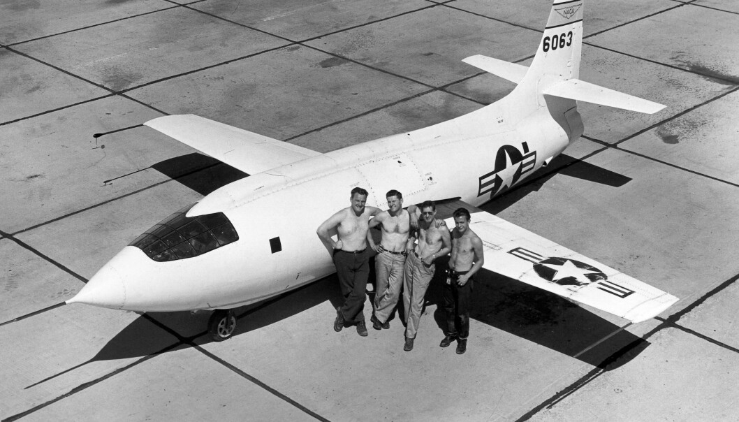 Her er flyet X-1-2, en videreutvikling av flyet X-1 som Chuck Yeager brøt lydmuren i. På bildet står flyet på NACA High-Speed Flight Research Station i 1949. (Foto: NASA) Her er flyet X-1-2, en videreutvikling av flyet X-1 som Chuck Yeager brøt lydmuren i. På bildet står flyet på NACA High-Speed Flight Research Station i 1949. (Foto: NASA)