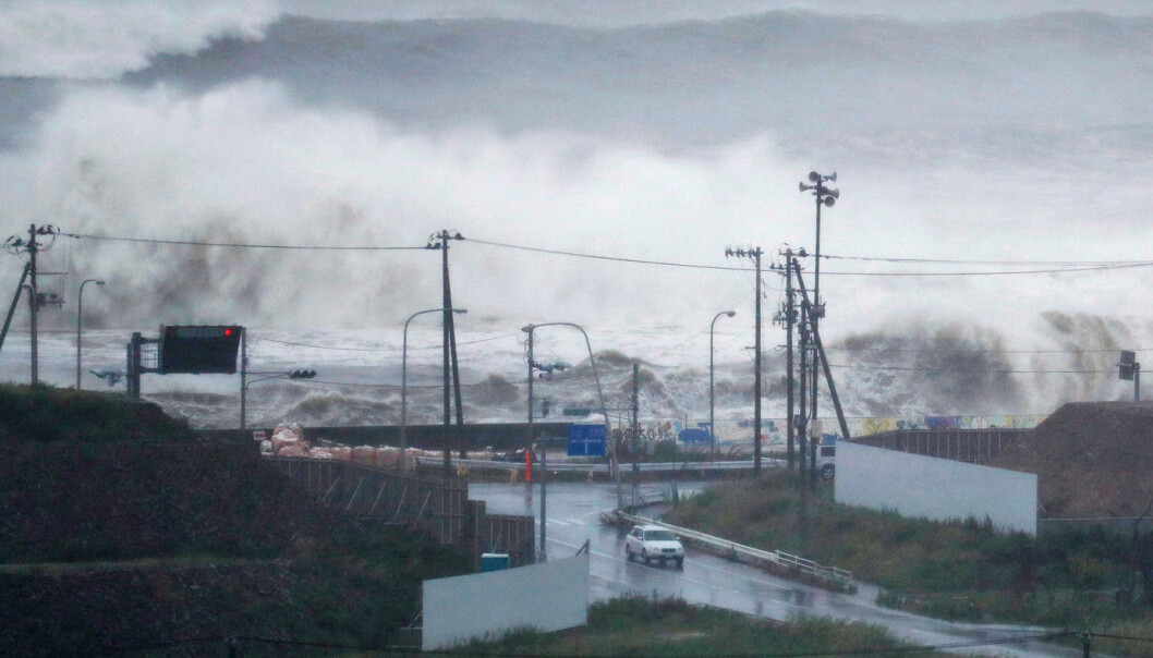 Mer ekstremvær er en av følgene av klimaendringer. Europeere som bor langs kysten bekymrer seg mer for konsekvensene av klimaendringer for kyst og hav enn folk som bor i innlandet. (Foto: Kyodo/Reuters/NTB scanpix) Mer ekstremvær er en av følgene av klimaendringer. Europeere som bor langs kysten bekymrer seg mer for konsekvensene av klimaendringer for kyst og hav enn folk som bor i innlandet. (Foto: Kyodo/Reuters/NTB scanpix)