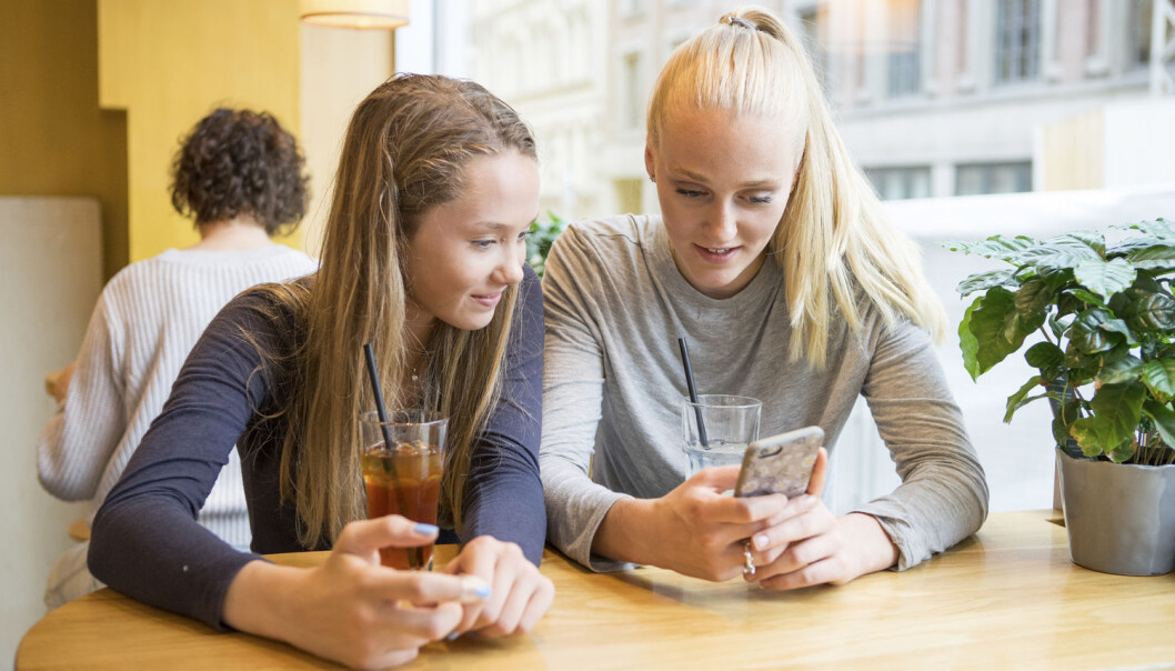 Unge kjenner ikke til annet enn mobile telefoner. Hvorfor skal de da kalle det mobiltelefon? (Foto: Thomas Brun/NTB scanpix) Unge kjenner ikke til annet enn mobile telefoner. Hvorfor skal de da kalle det mobiltelefon? (Foto: Thomas Brun/NTB scanpix)