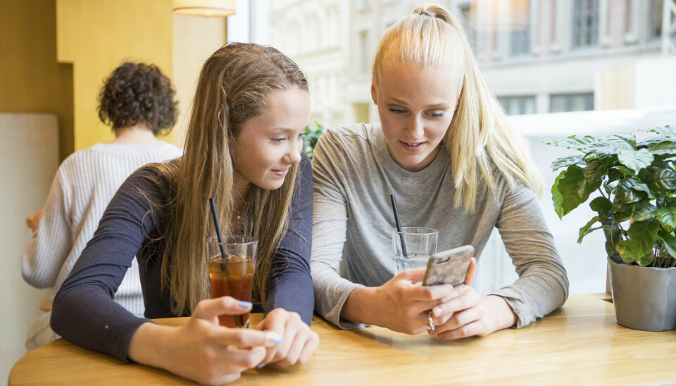 Unge kjenner ikke til annet enn mobile telefoner. Hvorfor skal de da kalle det mobiltelefon? (Foto: Thomas Brun/NTB scanpix)