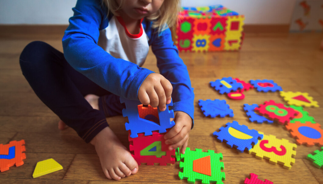 Forskerne mener funnene deres er overraskende, da jenter med autismespekterlidelser ofte har sterkere sosiale evner enn gutter. (Illustrasjonsfoto: Shutterstock / NTB scanpix) Forskerne mener funnene deres er overraskende, da jenter med autismespekterlidelser ofte har sterkere sosiale evner enn gutter. (Illustrasjonsfoto: Shutterstock / NTB scanpix)
