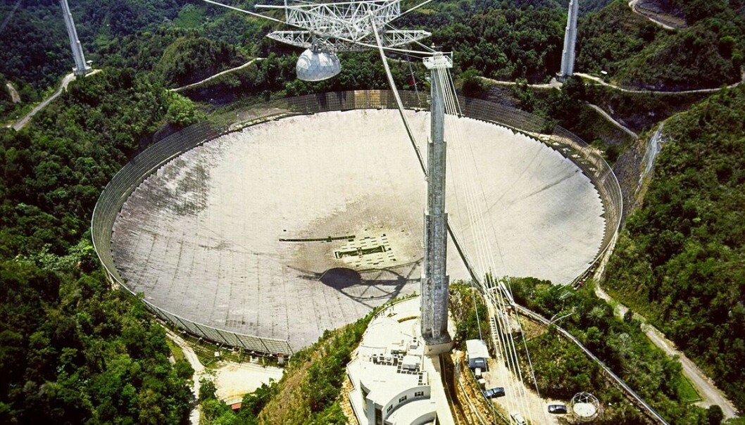 Et av verdens største radioteleskop, Arecibo-observatoriet med en diameter på 305 meter, fanget opp signalene. (Foto: H. Schweiker, WIYN and NOAO, AURA, NSF) Et av verdens største radioteleskop, Arecibo-observatoriet med en diameter på 305 meter, fanget opp signalene. (Foto: H. Schweiker, WIYN and NOAO, AURA, NSF)