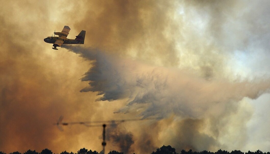 Et fly slipper vann over et brannherjet område ved Pedrógão Grande i Portugal i midten av juni. (Foto: AP, NTB scanpix) Et fly slipper vann over et brannherjet område ved Pedrógão Grande i Portugal i midten av juni. (Foto: AP, NTB scanpix)