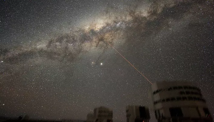 Melkeveien sett fra ESO-observatoriet i Chile. Her er det så lite lysforurensning at Melkeveien kan sees tydelig på himmelen. (Bilde: ESO7Y.Beletsky/CC BY 4.0)