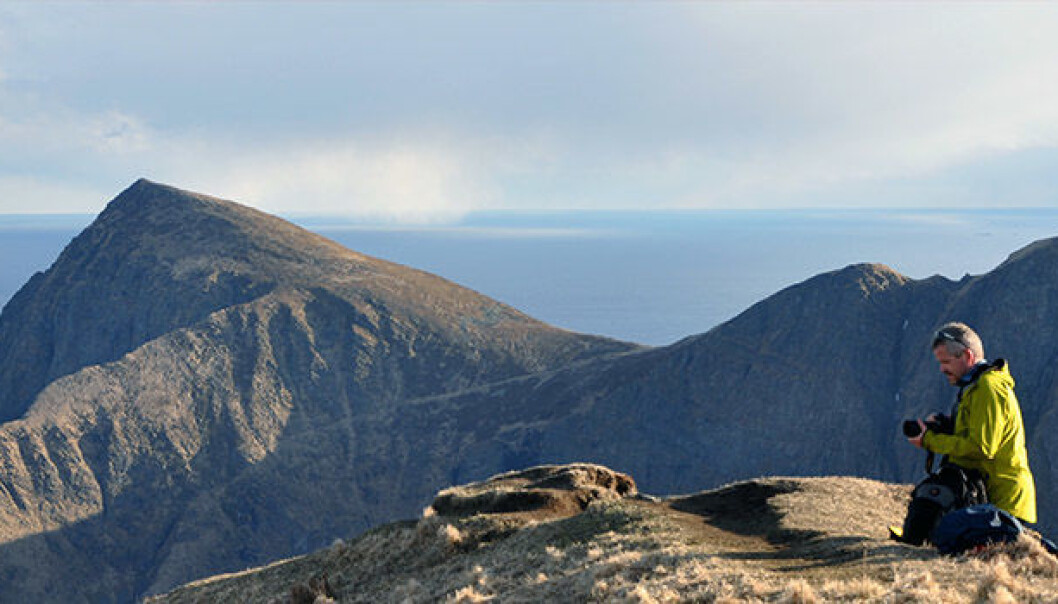 Prosjektet Nordland blir til har ført forskerne rundt i nesten alle kommunene i fylket. Her er forsker Rolv Dahl fotografert på Værøy i Lofoten. (Foto: Morten Smelror) Prosjektet Nordland blir til har ført forskerne rundt i nesten alle kommunene i fylket. Her er forsker Rolv Dahl fotografert på Værøy i Lofoten. (Foto: Morten Smelror)