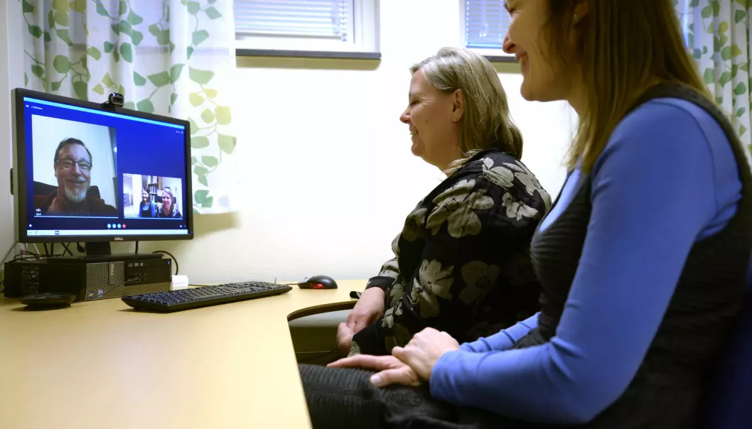 Psykologspesialister har samtaler med pasienter og veiledet fastleger via Skype. Her snakker psykiater Charlotte Goll og psykologspesialist Jane Kjøterøe med allmennlege og sjefsforsker Nils Kolstrup. (Foto: Rune Stoltz Bertinussen)